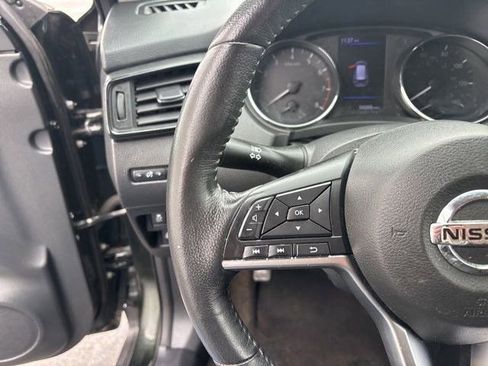 Used 2018 Nissan Rogue SV w/ Premium Package image 17