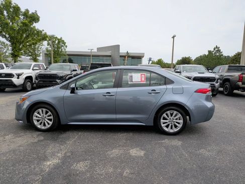 Used 2025 Toyota Corolla LE w/ LE Premium Package FWD image 3