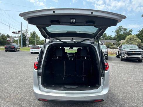 Used 2024 Chrysler Pacifica Limited w/ S Appearance Package FWD image 8