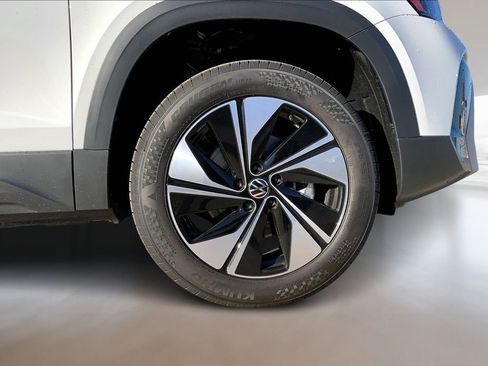 Used 2026 Volkswagen Taos SE AWD/4WD image 13