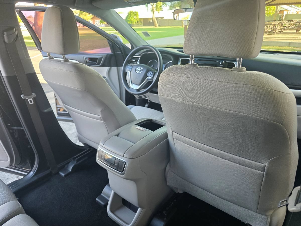 Used 2016 Toyota Highlander LE FWD image 28