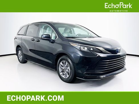 Used 2024 Toyota Sienna LE image 1