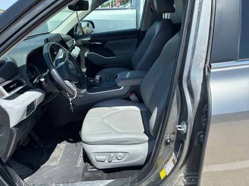 Used 2025 Toyota Highlander XLE FWD image 6