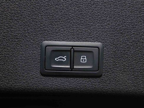 Used 2022 Audi e-tron Premium Plus w/ Premium Plus Package image 39