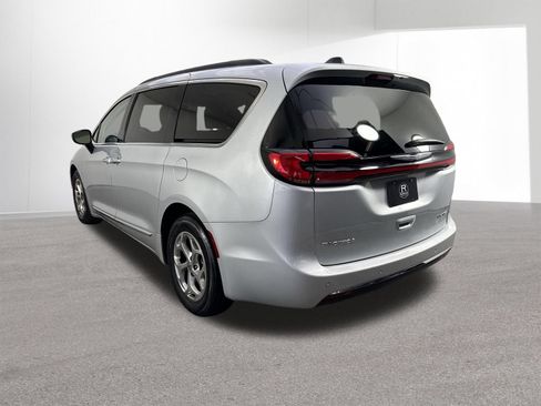Used 2023 Chrysler Pacifica Limited FWD image 32