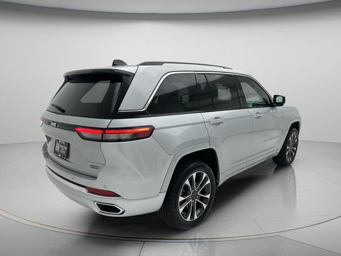 Used 2023 Jeep Grand Cherokee Overland AWD/4WD image 4