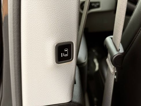 Used 2023 Chrysler Pacifica Touring-L FWD image 23