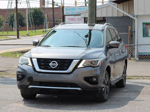 Used 2020 Nissan Pathfinder Platinum FWD image 3