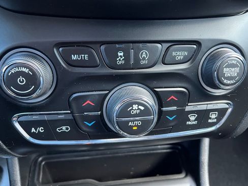 Used 2022 Jeep Cherokee Limited image 38