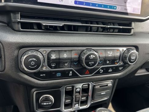Used 2024 Jeep Wrangler Unlimited AWD/4WD image 28