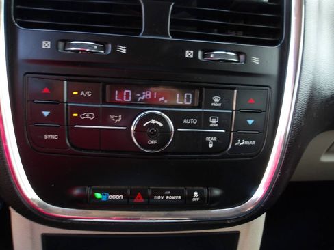 Used 2011 Chrysler Town & Country Touring FWD image 14