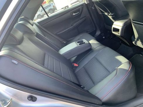 Used 2015 Toyota Camry SE w/ Moonroof Package FWD image 12