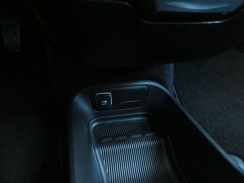 Used 2025 Chrysler Pacifica Select image 21