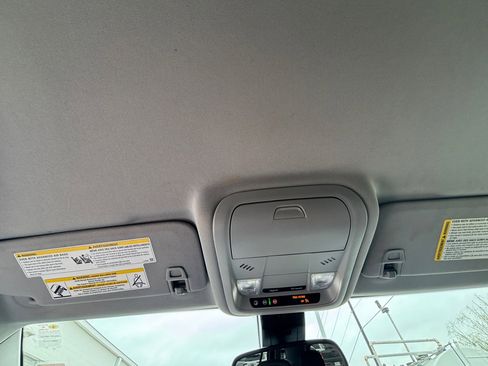 Used 2024 GMC Terrain SLE w/ Driver Convenience Package image 6