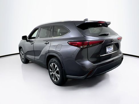 Used 2022 Toyota Highlander XLE image 7
