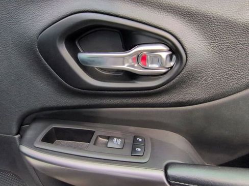 Used 2021 Jeep Cherokee Latitude Lux w/ Comfort/Convenience Group image 27