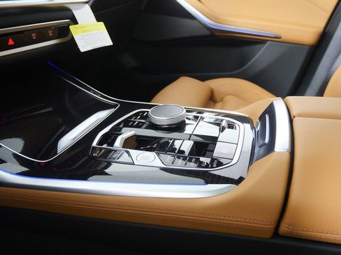 Used 2025 BMW X7 xDrive40i w/ M Sport Package image 31