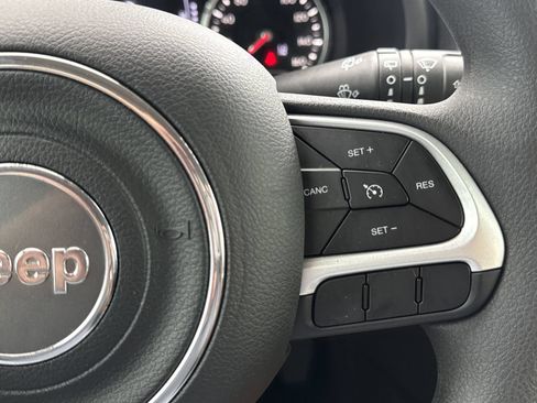 Used 2023 Jeep Renegade Latitude AWD/4WD image 19