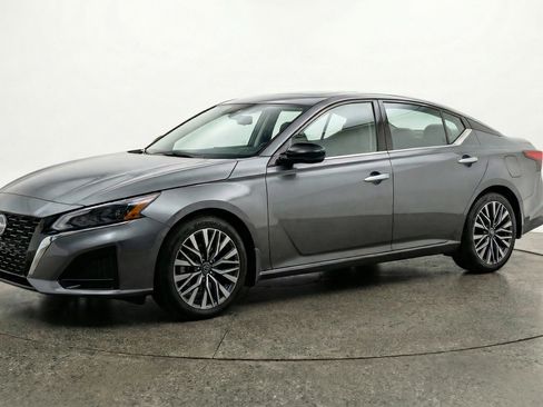 Used 2025 Nissan Altima 2.5 SV image 3