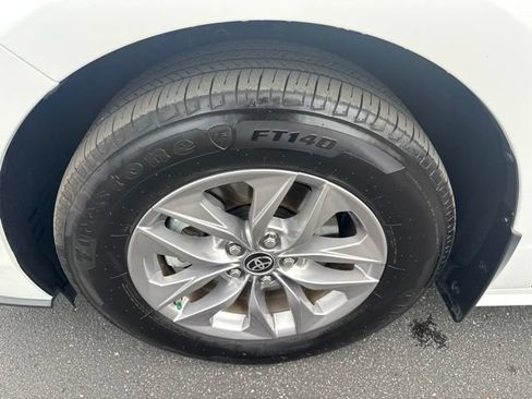 Used 2025 Toyota Sienna XLE FWD image 12