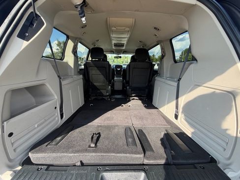 Used 2015 Chrysler Town & Country Touring FWD image 5