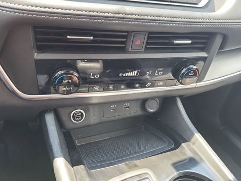 Used 2023 Nissan Rogue SV image 16