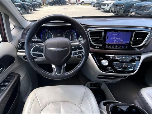 Used 2017 Chrysler Pacifica Touring-L Plus w/ Advanced Safetytec Group FWD image 6