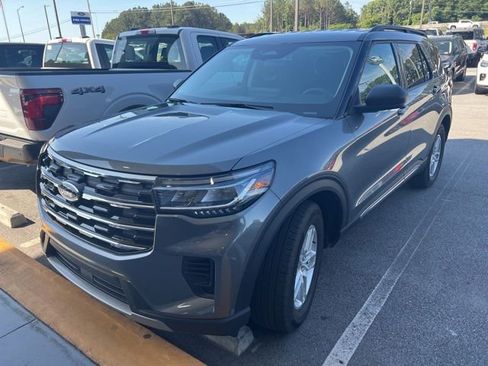 Used 2025 Ford Explorer Active RWD image 3