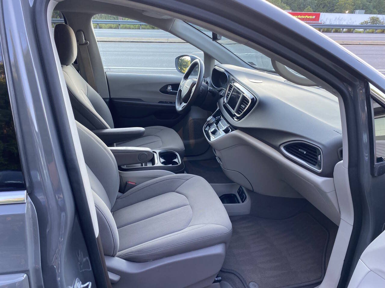 Used 2020 Chrysler Pacifica Touring FWD image 13