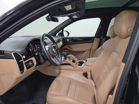 Used 2023 Porsche Cayenne AWD/4WD image 10