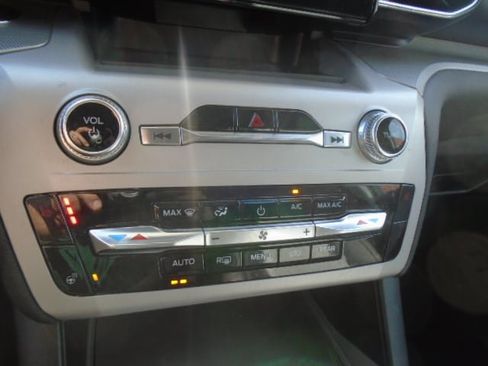 Used 2024 Ford Explorer XLT w/ Equipment Group 202A AWD/4WD image 18