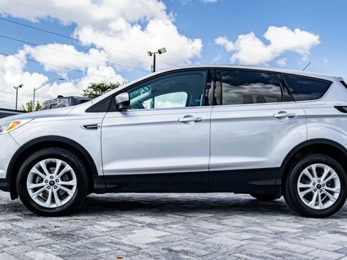 Used 2017 Ford Escape SE FWD image 4