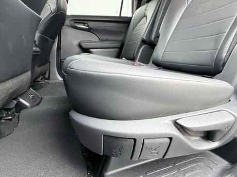 Used 2024 Toyota Highlander XLE image 29