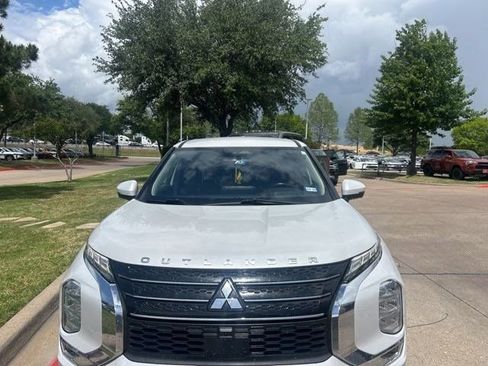 Used 2022 Mitsubishi Outlander SE image 2