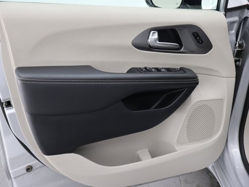 Used 2024 Chrysler Pacifica Touring-L FWD image 36