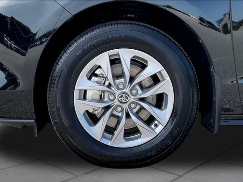 Used 2025 Toyota Sienna XLE FWD image 11