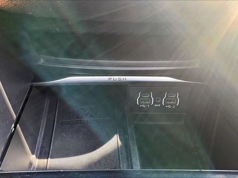 Used 2024 Chrysler Pacifica Premium FWD image 15