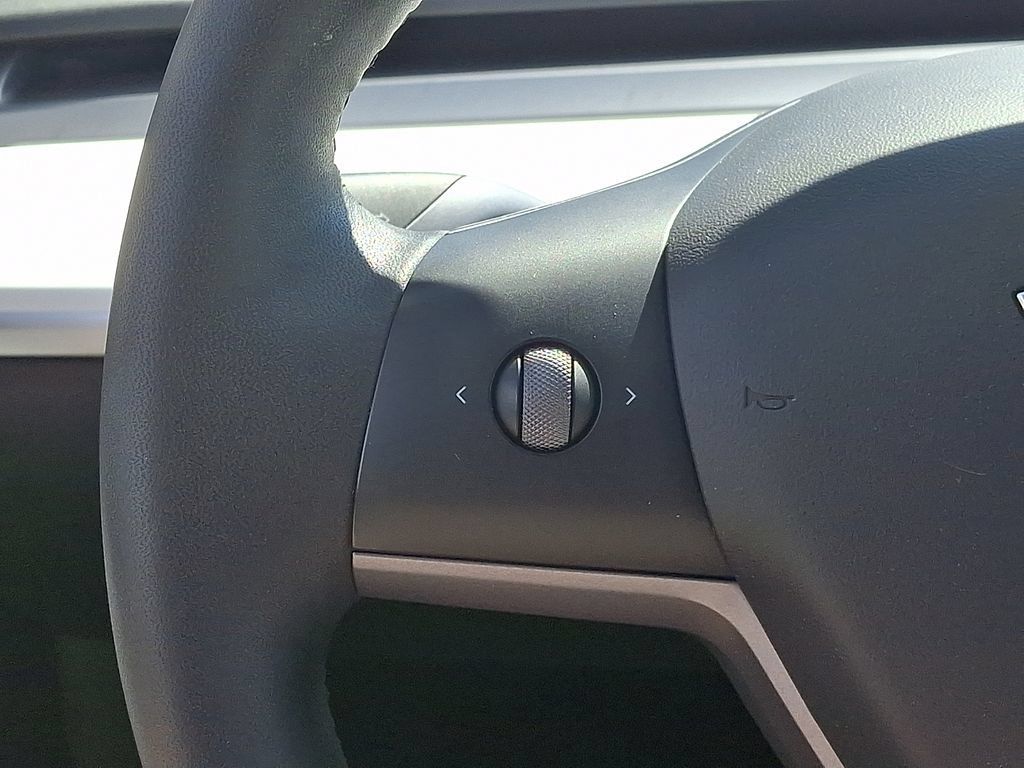 Used 2022 Tesla Model Y Long Range AWD/4WD image 22