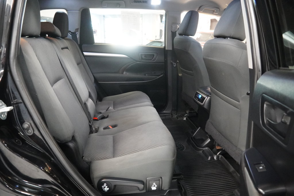 Used 2019 Toyota Highlander LE w/ Protection Package #3 AWD/4WD image 31