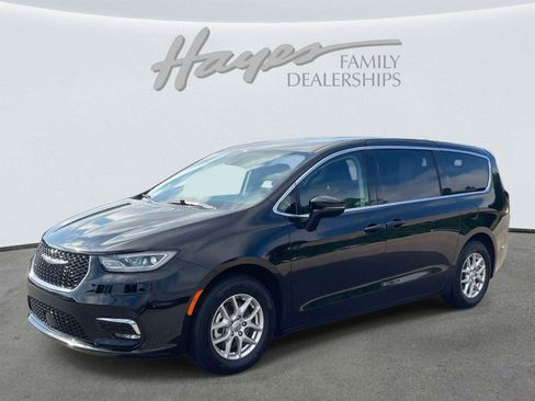 Used 2024 Chrysler Pacifica Touring-L FWD image 7