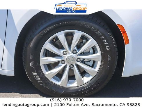 Used 2018 Chrysler Pacifica Touring-L Plus image 9