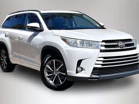 Used 2017 Toyota Highlander XLE image 2