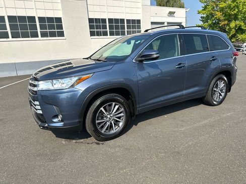 Used 2017 Toyota Highlander XLE AWD/4WD image 2