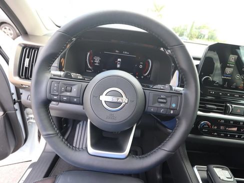 Used 2025 Nissan Pathfinder Platinum w/ Black Appearance Package AWD/4WD image 18