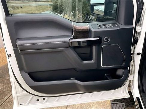 Used 2022 Ford F250 Lariat w/ Black Appearance Package image 17