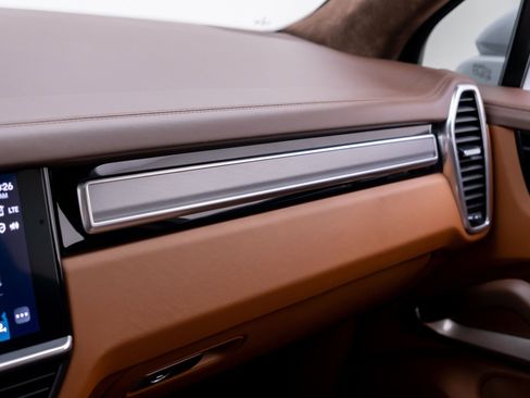 Certified 2023 Porsche Cayenne Turbo AWD/4WD image 28