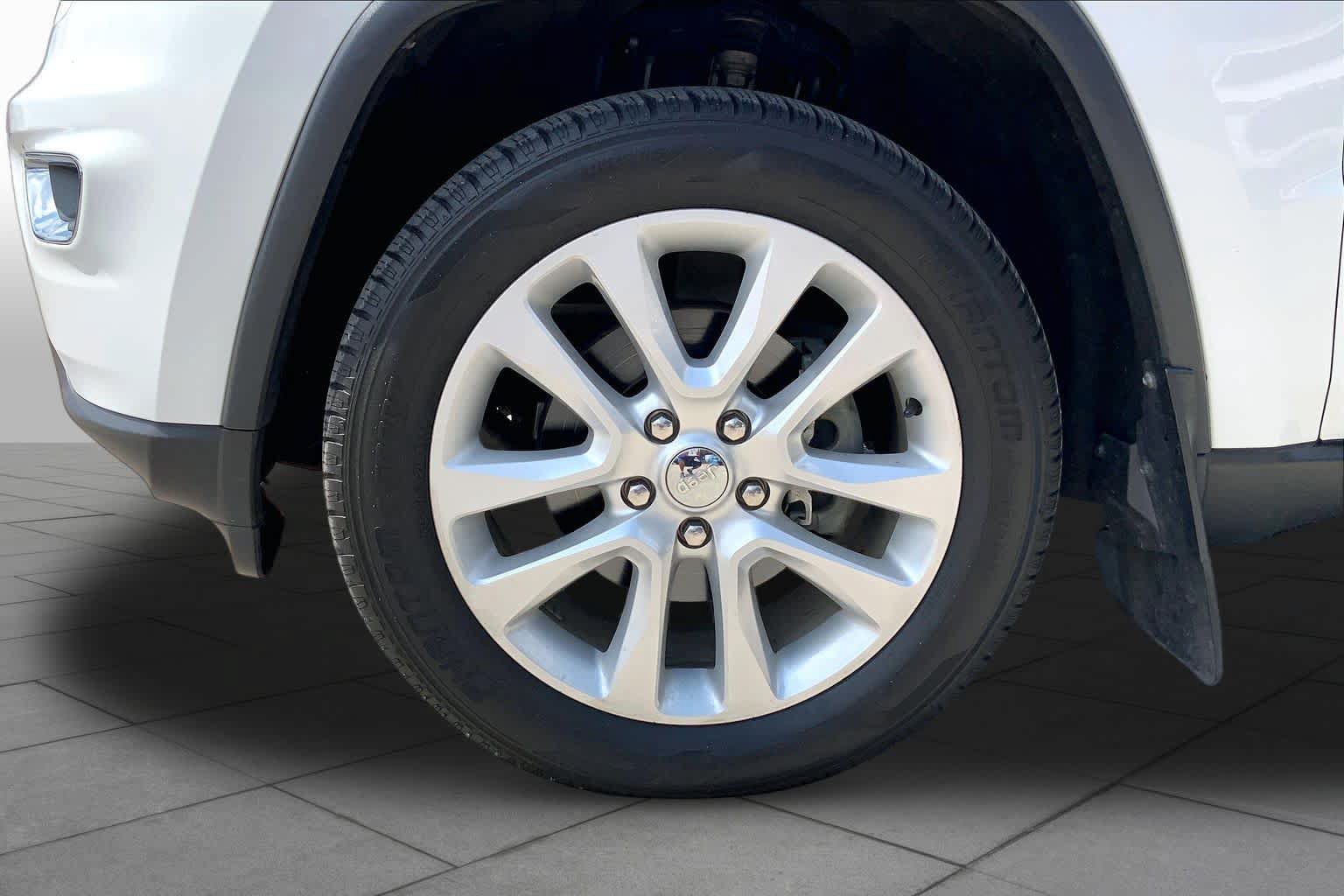 Used 2017 Jeep Grand Cherokee Limited AWD/4WD image 11