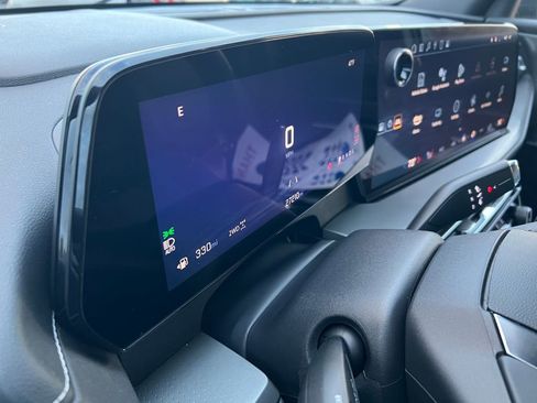 Used 2025 Chevrolet Traverse LT image 25