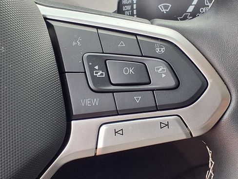 Certified 2025 Volkswagen Taos SE FWD image 18