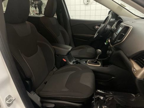 Used 2016 Jeep Cherokee Latitude FWD image 20